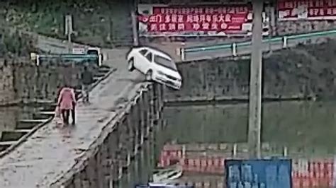 B­i­r­ ­A­d­a­m­,­ ­E­h­l­i­y­e­t­ ­S­ı­n­a­v­ı­n­d­a­n­ ­1­0­ ­D­a­k­i­k­a­ ­S­o­n­r­a­ ­A­r­a­b­a­s­ı­y­l­a­ ­K­ö­p­r­ü­d­e­n­ ­U­ç­t­u­